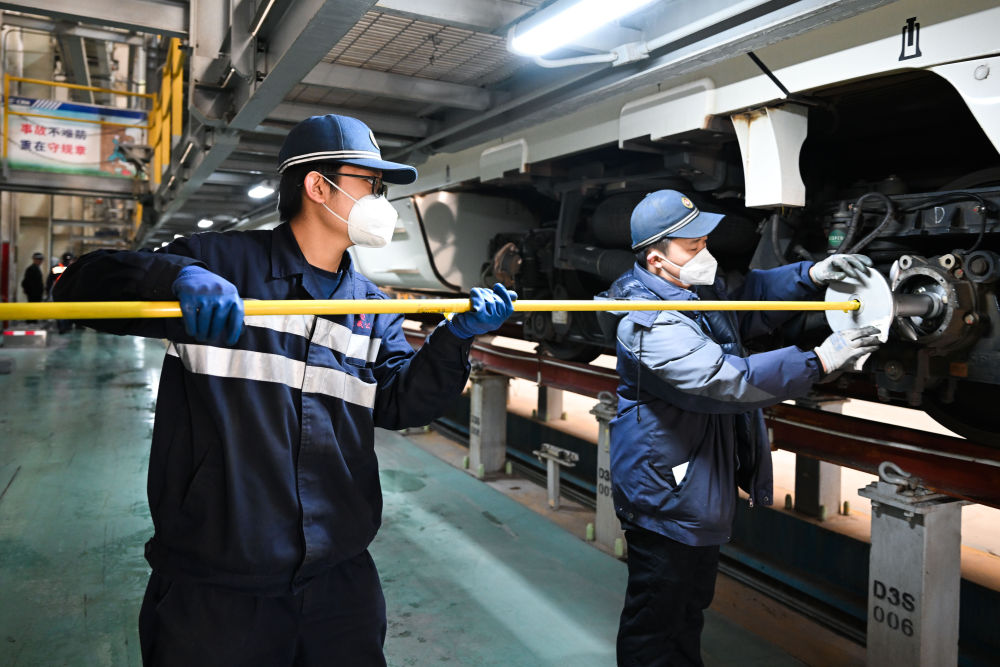 青海西寧：高原動車“體檢”保春運