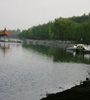黃水河兩岸生機盎然，綠意蔥蘢，走在兩岸曲徑通幽的小路上，暗香來襲，沁人心脾，成為西寧市的一處天然氧吧。